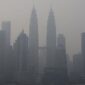 Menara KLCC tertutup kabut asap. Foto: Foto: REUTERS/Hasnoor Hussain