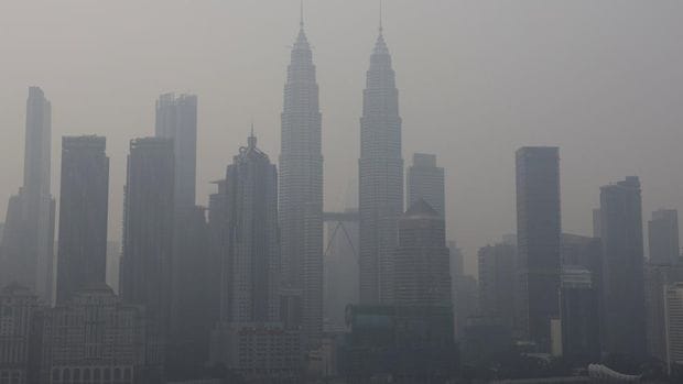 Menara KLCC tertutup kabut asap. Foto: Foto: REUTERS/Hasnoor Hussain