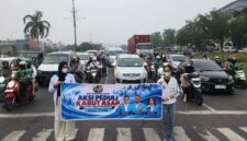 Pengurus DPD KNPI Kepulauan Riau membentangkan spanduk bertuliskan “Aksi Peduli Kabut Asap, Lindungi Pernapasan, Peduli Sesama” di tengah arus lalu lintas di Batam. Aksi ini menjadi bentuk kepedulian pemuda terhadap masyarakat di tengah kondisi kabut asap. Foto: INIKEPRI.COM