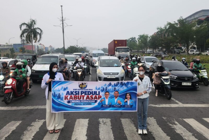 Pengurus DPD KNPI Kepulauan Riau membentangkan spanduk bertuliskan “Aksi Peduli Kabut Asap, Lindungi Pernapasan, Peduli Sesama” di tengah arus lalu lintas di Batam. Aksi ini menjadi bentuk kepedulian pemuda terhadap masyarakat di tengah kondisi kabut asap. Foto: INIKEPRI.COM