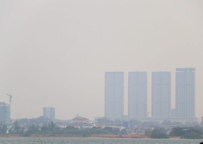Kota Batam diselimuti kabut asap. Foto: INIKEPRI.COM