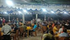Suasana pertandingan Domino di Pantai Piwang. Foto: INIKEPRI.COM