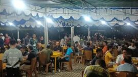 Suasana pertandingan Domino di Pantai Piwang. Foto: INIKEPRI.COM