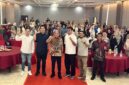 Ketua Gekrafs Kepri Stephane Gerald Martogi Siburian, Mayjen TNI (Purn.) Sturman Panjaitan, Om Jun, dan peserta berfoto bersama dalam Sampiran Project – Forum UMKM & Ekonomi Kreatif Batam 2026 di Golden Prawn, Batam, Senin (12/10/2026). Kegiatan ini diikuti 130 peserta, termasuk 80 pelaku UMKM Kota Batam. Foto: INIKEPRI.COM
