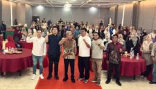 Ketua Gekrafs Kepri Stephane Gerald Martogi Siburian, Mayjen TNI (Purn.) Sturman Panjaitan, Om Jun, dan peserta berfoto bersama dalam Sampiran Project – Forum UMKM & Ekonomi Kreatif Batam 2026 di Golden Prawn, Batam, Senin (12/10/2026). Kegiatan ini diikuti 130 peserta, termasuk 80 pelaku UMKM Kota Batam. Foto: INIKEPRI.COM