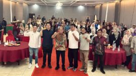 Ketua Gekrafs Kepri Stephane Gerald Martogi Siburian, Mayjen TNI (Purn.) Sturman Panjaitan, Om Jun, dan peserta berfoto bersama dalam Sampiran Project – Forum UMKM & Ekonomi Kreatif Batam 2026 di Golden Prawn, Batam, Senin (12/10/2026). Kegiatan ini diikuti 130 peserta, termasuk 80 pelaku UMKM Kota Batam. Foto: INIKEPRI.COM