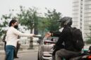 Wakil Kepala BP Batam Li Claudia Chandra membagikan masker kepada warga Batam. Foto: INIKEPRI.COM