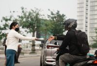 Wakil Kepala BP Batam Li Claudia Chandra membagikan masker kepada warga Batam. Foto: INIKEPRI.COM