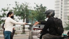 Wakil Kepala BP Batam Li Claudia Chandra membagikan masker kepada warga Batam. Foto: INIKEPRI.COM