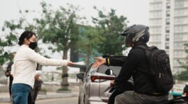 Wakil Kepala BP Batam Li Claudia Chandra membagikan masker kepada warga Batam. Foto: INIKEPRI.COM