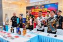 Kasat Reskrim Polresta Barelang, Kompol Agung Tri Poerbowo, beserta jajaran saat menggelar konferensi pers pengungkapan kasus ribuan botol minuman beralkohol (mikol) berbagai merek yang diduga masuk dari Singapura. Foto: Istimewa