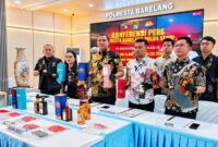 Kasat Reskrim Polresta Barelang, Kompol Agung Tri Poerbowo, beserta jajaran saat menggelar konferensi pers pengungkapan kasus ribuan botol minuman beralkohol (mikol) berbagai merek yang diduga masuk dari Singapura. Foto: Istimewa