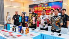 Kasat Reskrim Polresta Barelang, Kompol Agung Tri Poerbowo, beserta jajaran saat menggelar konferensi pers pengungkapan kasus ribuan botol minuman beralkohol (mikol) berbagai merek yang diduga masuk dari Singapura. Foto: Istimewa
