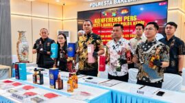 Kasat Reskrim Polresta Barelang, Kompol Agung Tri Poerbowo, beserta jajaran saat menggelar konferensi pers pengungkapan kasus ribuan botol minuman beralkohol (mikol) berbagai merek yang diduga masuk dari Singapura. Foto: Istimewa 