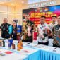 Kasat Reskrim Polresta Barelang, Kompol Agung Tri Poerbowo, beserta jajaran saat menggelar konferensi pers pengungkapan kasus ribuan botol minuman beralkohol (mikol) berbagai merek yang diduga masuk dari Singapura. Foto: Istimewa 