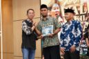 Wali Kota Batam, Amsakar Achmad, menyampaikan sambutan saat menghadiri silaturahmi bersama RT, RW, LPM se-Kecamatan Lubuk Baja di Ballroom Hotel AP Premier. Foto: INIKEPRI.COM/Media Center Batam