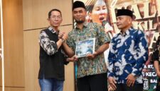 Wali Kota Batam, Amsakar Achmad, menyampaikan sambutan saat menghadiri silaturahmi bersama RT, RW, LPM se-Kecamatan Lubuk Baja di Ballroom Hotel AP Premier. Foto: INIKEPRI.COM/Media Center Batam