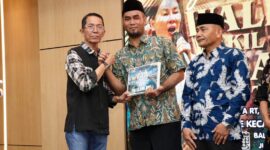 Wali Kota Batam, Amsakar Achmad, menyampaikan sambutan saat menghadiri silaturahmi bersama RT, RW, LPM se-Kecamatan Lubuk Baja di Ballroom Hotel AP Premier. Foto: INIKEPRI.COM/Media Center Batam 