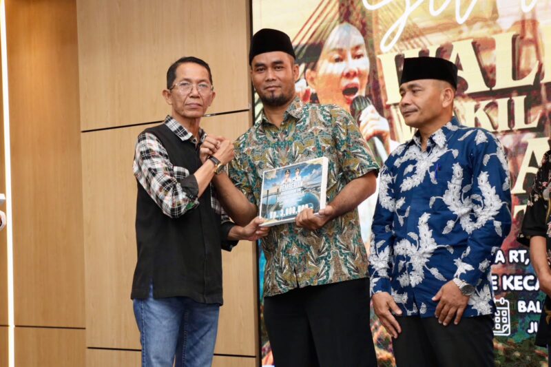 Wali Kota Batam, Amsakar Achmad, menyampaikan sambutan saat menghadiri silaturahmi bersama RT, RW, LPM se-Kecamatan Lubuk Baja di Ballroom Hotel AP Premier. Foto: INIKEPRI.COM/Media Center Batam