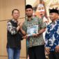 Wali Kota Batam, Amsakar Achmad, menyampaikan sambutan saat menghadiri silaturahmi bersama RT, RW, LPM se-Kecamatan Lubuk Baja di Ballroom Hotel AP Premier. Foto: INIKEPRI.COM/Media Center Batam 