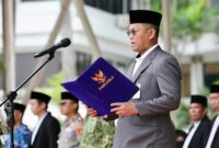 Sekda Batam, Firmansyah, saat menjadi inspektur upacara HSN 2026 di Dataran Engku Putri Batamcentre. Foto: INIKEPRI.COM/Media Center Batam 