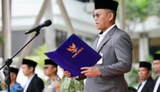 Sekda Batam, Firmansyah, saat menjadi inspektur upacara HSN 2026 di Dataran Engku Putri Batamcentre. Foto: INIKEPRI.COM/Media Center Batam 