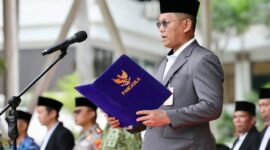 Sekda Batam, Firmansyah, saat menjadi inspektur upacara HSN 2026 di Dataran Engku Putri Batamcentre. Foto: INIKEPRI.COM/Media Center Batam 