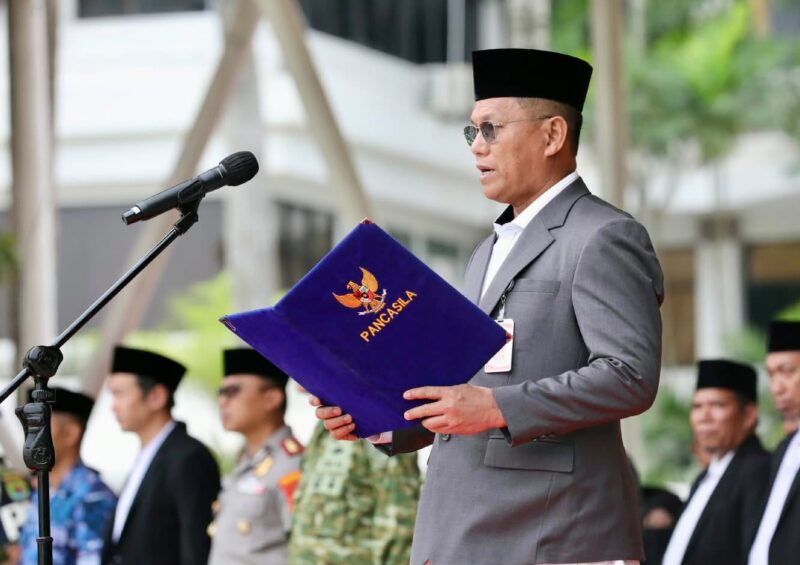 Sekda Batam, Firmansyah, saat menjadi inspektur upacara HSN 2026 di Dataran Engku Putri Batamcentre. Foto: INIKEPRI.COM/Media Center Batam