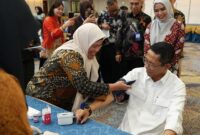 Kepala BP Batam Amsakar Achmad di acara donor darah dan pemeriksaan gula darah secara serempak di Batam dan Jakarta dalam rangka memperingati Hari Bakti BP Batam ke-55. Foto: INIKEPRI.COM/BP Batam 