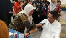 Kepala BP Batam Amsakar Achmad di acara donor darah dan pemeriksaan gula darah secara serempak di Batam dan Jakarta dalam rangka memperingati Hari Bakti BP Batam ke-55. Foto: INIKEPRI.COM/BP Batam 