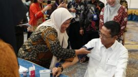 Kepala BP Batam Amsakar Achmad di acara donor darah dan pemeriksaan gula darah secara serempak di Batam dan Jakarta dalam rangka memperingati Hari Bakti BP Batam ke-55. Foto: INIKEPRI.COM/BP Batam 