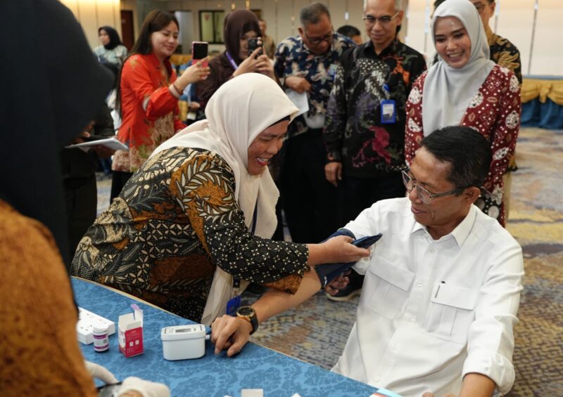 Kepala BP Batam Amsakar Achmad di acara donor darah dan pemeriksaan gula darah secara serempak di Batam dan Jakarta dalam rangka memperingati Hari Bakti BP Batam ke-55. Foto: INIKEPRI.COM/BP Batam