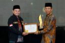 Wali Kota Batam, Amsakar Achmad, meraih penghargaan sebagai Wali Kota Pendukung Zakat Terbaik dalam ajang BAZNAS Grand Awards 2026. Foto: INIKEPRI.COM/Media Center Batam