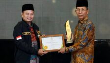 Wali Kota Batam, Amsakar Achmad, meraih penghargaan sebagai Wali Kota Pendukung Zakat Terbaik dalam ajang BAZNAS Grand Awards 2026. Foto: INIKEPRI.COM/Media Center Batam