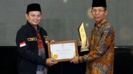 Wali Kota Batam, Amsakar Achmad, meraih penghargaan sebagai Wali Kota Pendukung Zakat Terbaik dalam ajang BAZNAS Grand Awards 2026. Foto: INIKEPRI.COM/Media Center Batam 