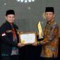 Wali Kota Batam, Amsakar Achmad, meraih penghargaan sebagai Wali Kota Pendukung Zakat Terbaik dalam ajang BAZNAS Grand Awards 2026. Foto: INIKEPRI.COM/Media Center Batam 