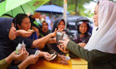 Bupati Cen Sui Lan Turun Layani Warga di Pasar Murah Natuna, Harga Sembako Lebih Terjangkau