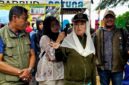 Bupati Natuna Cen Sui Lan (kerudung putih) berdiskusi dengan Kepala DKPP Natuna Wan Syazali (pertama kiri) di Pantai Piwang, Kecamatan Bunguran Timur, Sabtu (24/10/2026). Foto: ANTARA/Muhamad Nurman