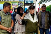 Bupati Natuna Cen Sui Lan (kerudung putih) berdiskusi dengan Kepala DKPP Natuna Wan Syazali (pertama kiri) di Pantai Piwang, Kecamatan Bunguran Timur, Sabtu (24/10/2026). Foto: ANTARA/Muhamad Nurman