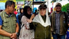 Bupati Natuna Cen Sui Lan (kerudung putih) berdiskusi dengan Kepala DKPP Natuna Wan Syazali (pertama kiri) di Pantai Piwang, Kecamatan Bunguran Timur, Sabtu (24/10/2026). Foto: ANTARA/Muhamad Nurman