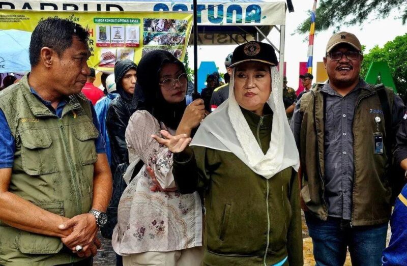 Bupati Natuna Cen Sui Lan (kerudung putih) berdiskusi dengan Kepala DKPP Natuna Wan Syazali (pertama kiri) di Pantai Piwang, Kecamatan Bunguran Timur, Sabtu (24/10/2026). Foto: ANTARA/Muhamad Nurman
