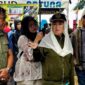 Bupati Natuna Cen Sui Lan (kerudung putih) berdiskusi dengan Kepala DKPP Natuna Wan Syazali (pertama kiri) di Pantai Piwang, Kecamatan Bunguran Timur, Sabtu (24/10/2026). Foto: ANTARA/Muhamad Nurman