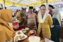 Bupati Natuna Cen Sui Lan meninjau lomba kuliner berbahan umbi-umbian lokal yang diadakan di Alun-Alun Pantai Piwang, Ranai, pada Minggu, 11 Oktober 2026. Foto: Istimewa