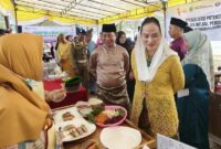 Bupati Natuna Cen Sui Lan meninjau lomba kuliner berbahan umbi-umbian lokal yang diadakan di Alun-Alun Pantai Piwang, Ranai, pada Minggu, 11 Oktober 2026. Foto: Istimewa