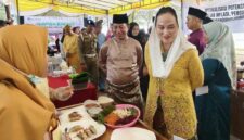 Bupati Natuna Cen Sui Lan meninjau lomba kuliner berbahan umbi-umbian lokal yang diadakan di Alun-Alun Pantai Piwang, Ranai, pada Minggu, 11 Oktober 2026. Foto: Istimewa