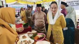 Bupati Natuna Cen Sui Lan meninjau lomba kuliner berbahan umbi-umbian lokal yang diadakan di Alun-Alun Pantai Piwang, Ranai, pada Minggu, 11 Oktober 2026. Foto: Istimewa 