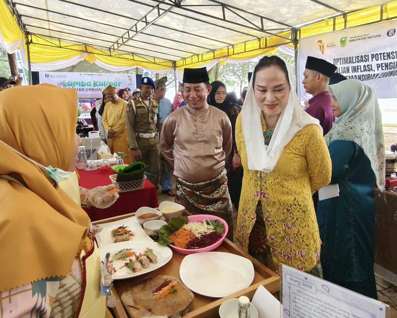 Bupati Natuna Cen Sui Lan meninjau lomba kuliner berbahan umbi-umbian lokal yang diadakan di Alun-Alun Pantai Piwang, Ranai, pada Minggu, 11 Oktober 2026. Foto: Istimewa 