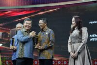 Kepala Badan Pengusahaan (BP) Batam Amsakar Achmad menerima penghargaan Inovasi Membangun Negeri 2026 dari tvOne. Foto: INIKEPRI.COM/BP Batam 