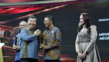Kepala Badan Pengusahaan (BP) Batam Amsakar Achmad menerima penghargaan Inovasi Membangun Negeri 2026 dari tvOne. Foto: INIKEPRI.COM/BP Batam 