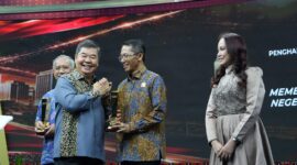 Kepala Badan Pengusahaan (BP) Batam Amsakar Achmad menerima penghargaan Inovasi Membangun Negeri 2026 dari tvOne. Foto: INIKEPRI.COM/BP Batam 